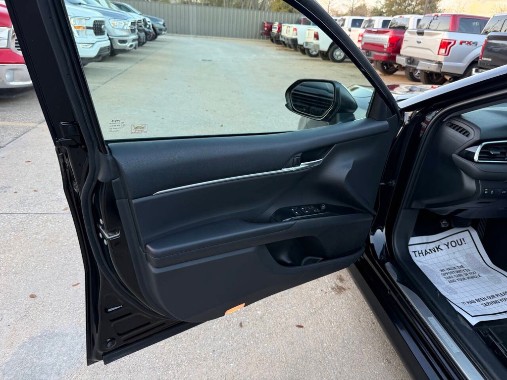 Toyota Camry Vehicle Full-screen Gallery Image 08