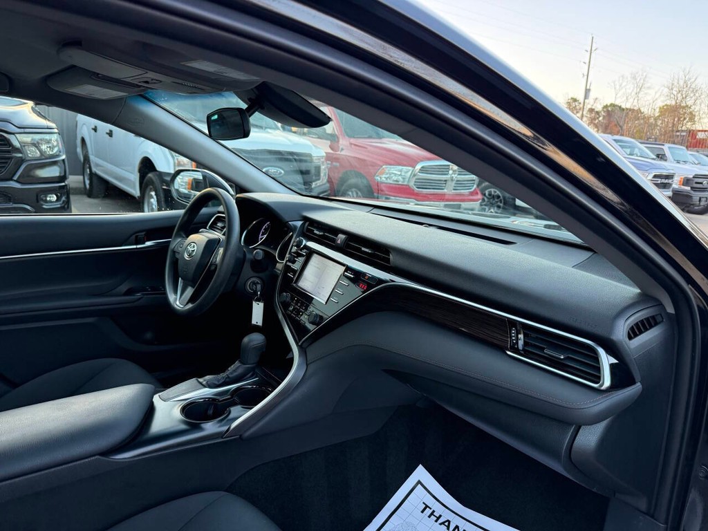 Toyota Camry Vehicle Full-screen Gallery Image 09