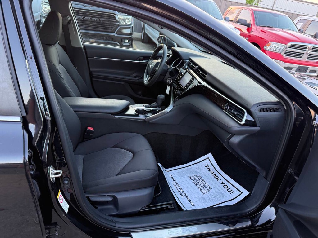 Toyota Camry Vehicle Full-screen Gallery Image 10