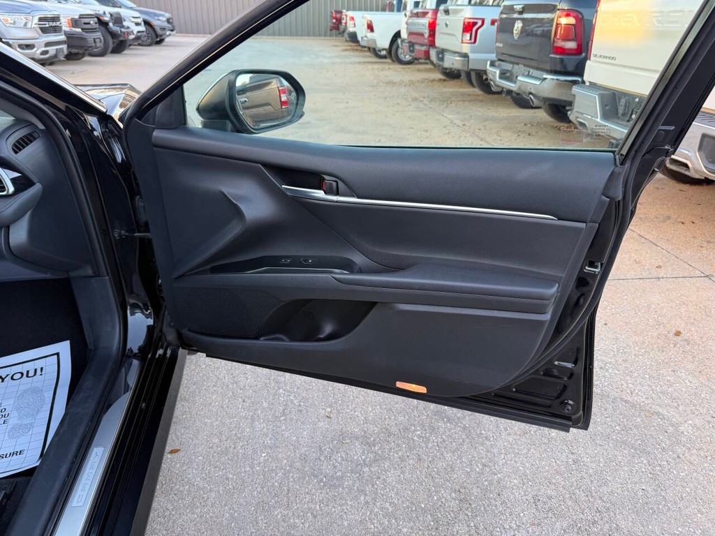 Toyota Camry Vehicle Full-screen Gallery Image 11