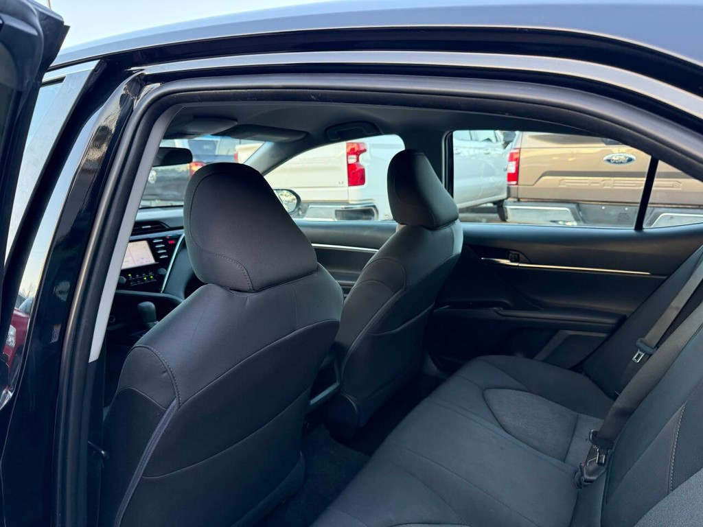 Toyota Camry Vehicle Full-screen Gallery Image 12