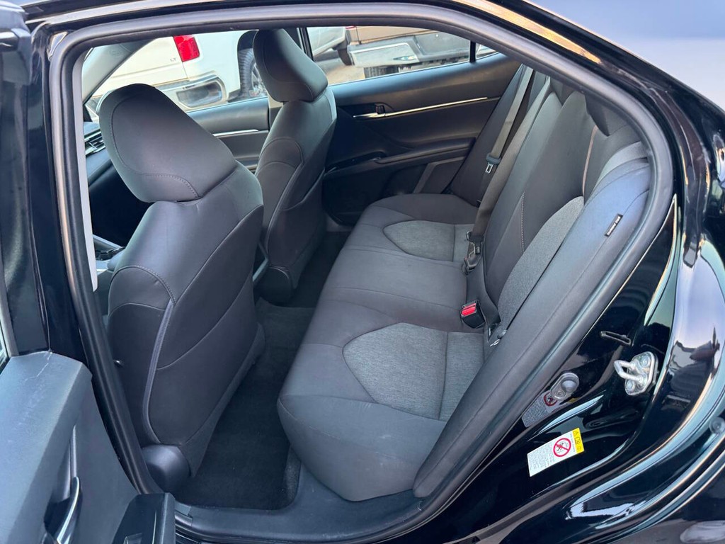 Toyota Camry Vehicle Full-screen Gallery Image 13