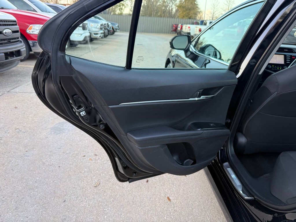 Toyota Camry Vehicle Full-screen Gallery Image 14