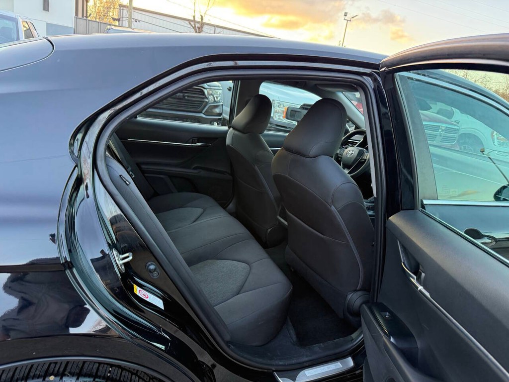 Toyota Camry Vehicle Full-screen Gallery Image 15