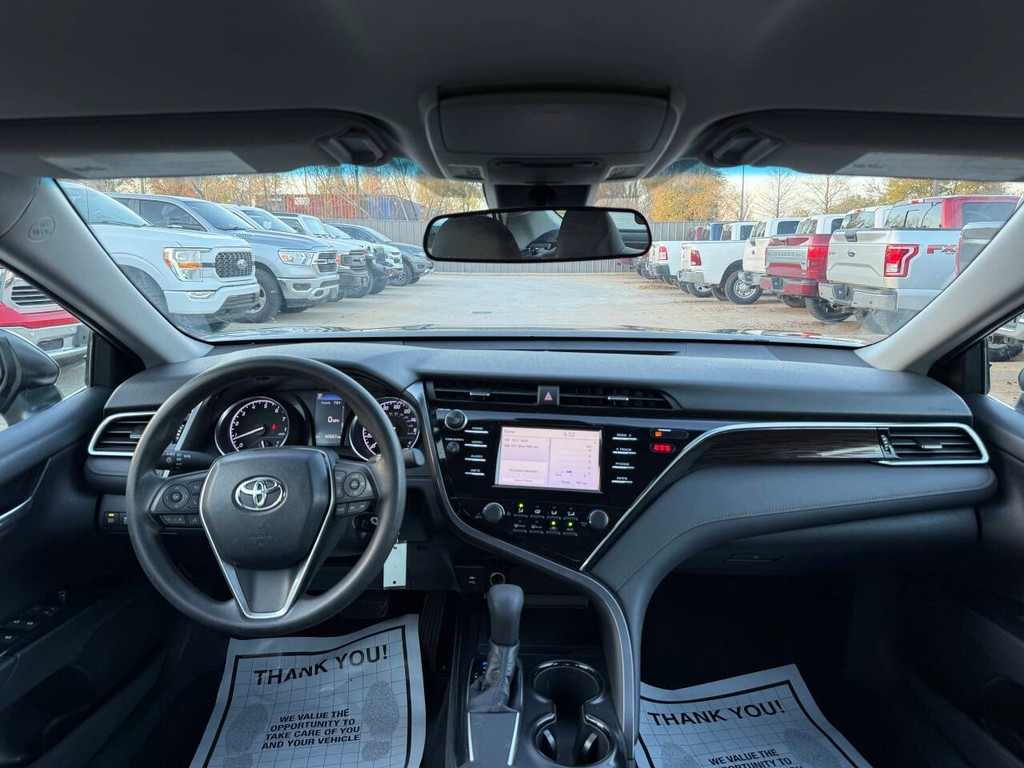 Toyota Camry Vehicle Full-screen Gallery Image 17