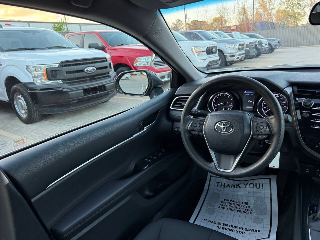 Toyota Camry Vehicle Full-screen Gallery Image 19