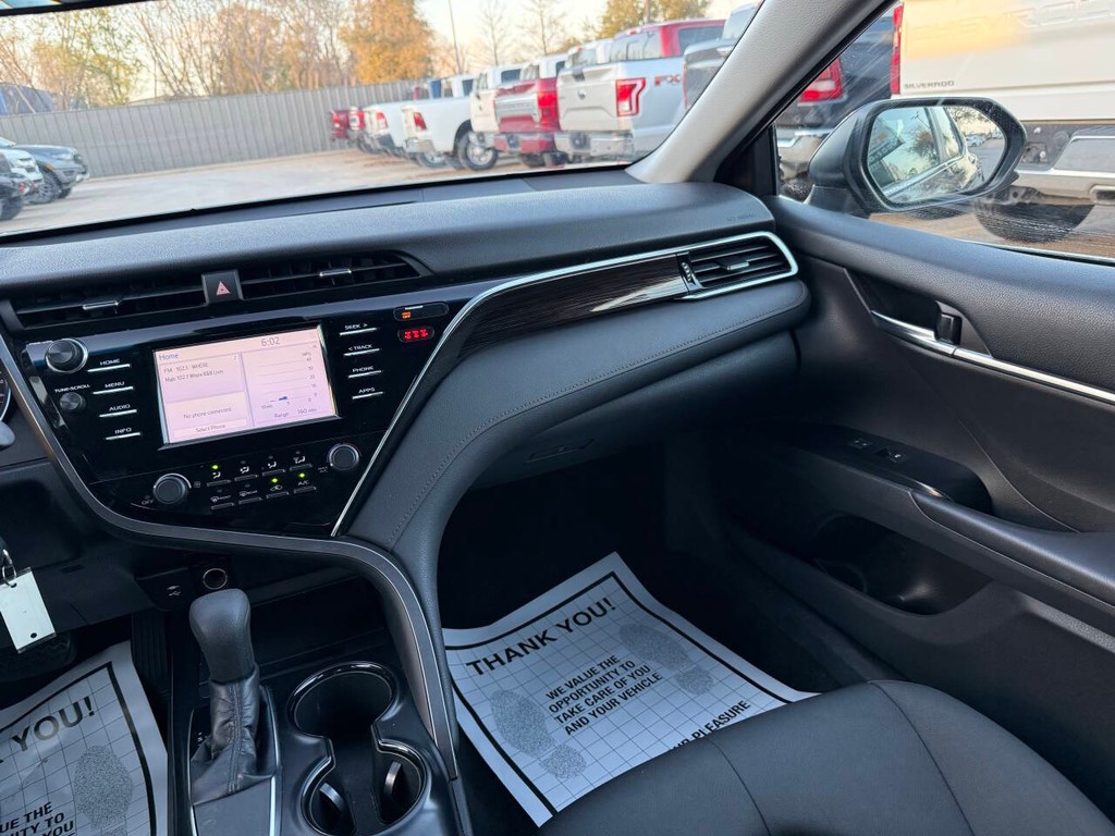 Toyota Camry Vehicle Full-screen Gallery Image 20