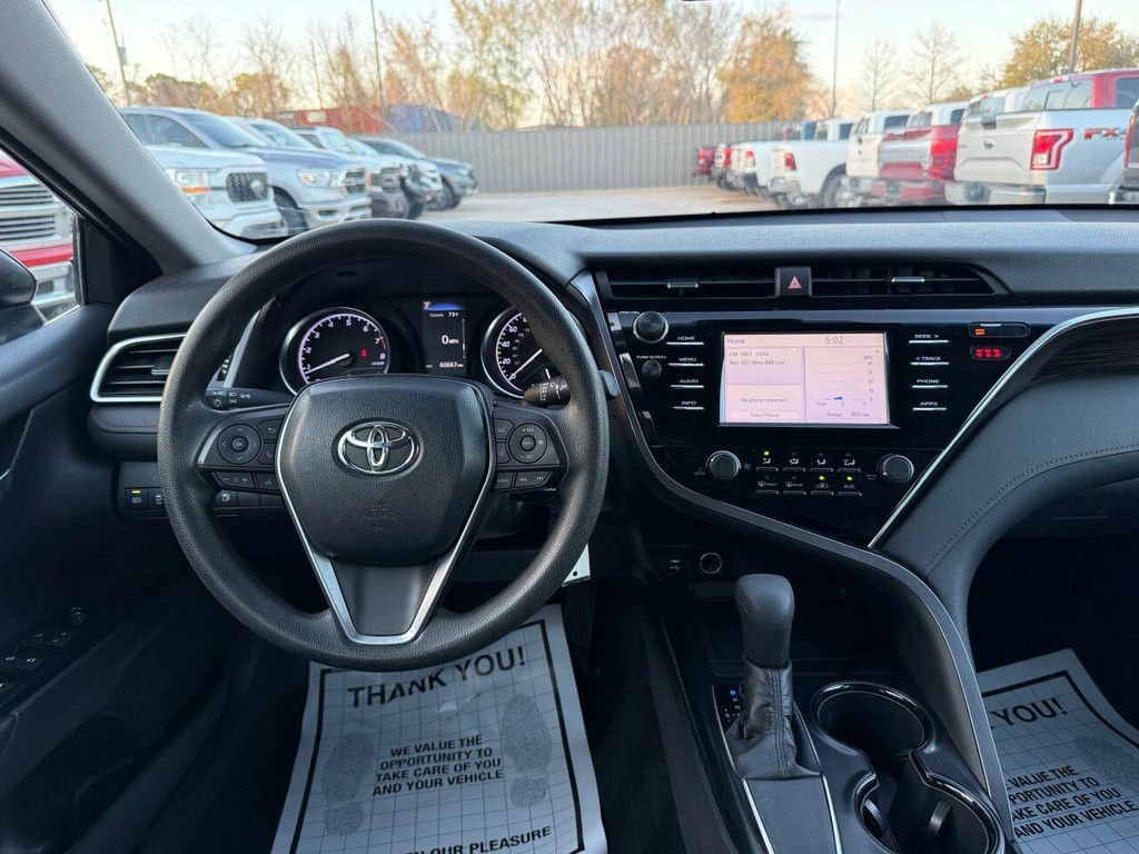 Toyota Camry Vehicle Full-screen Gallery Image 21