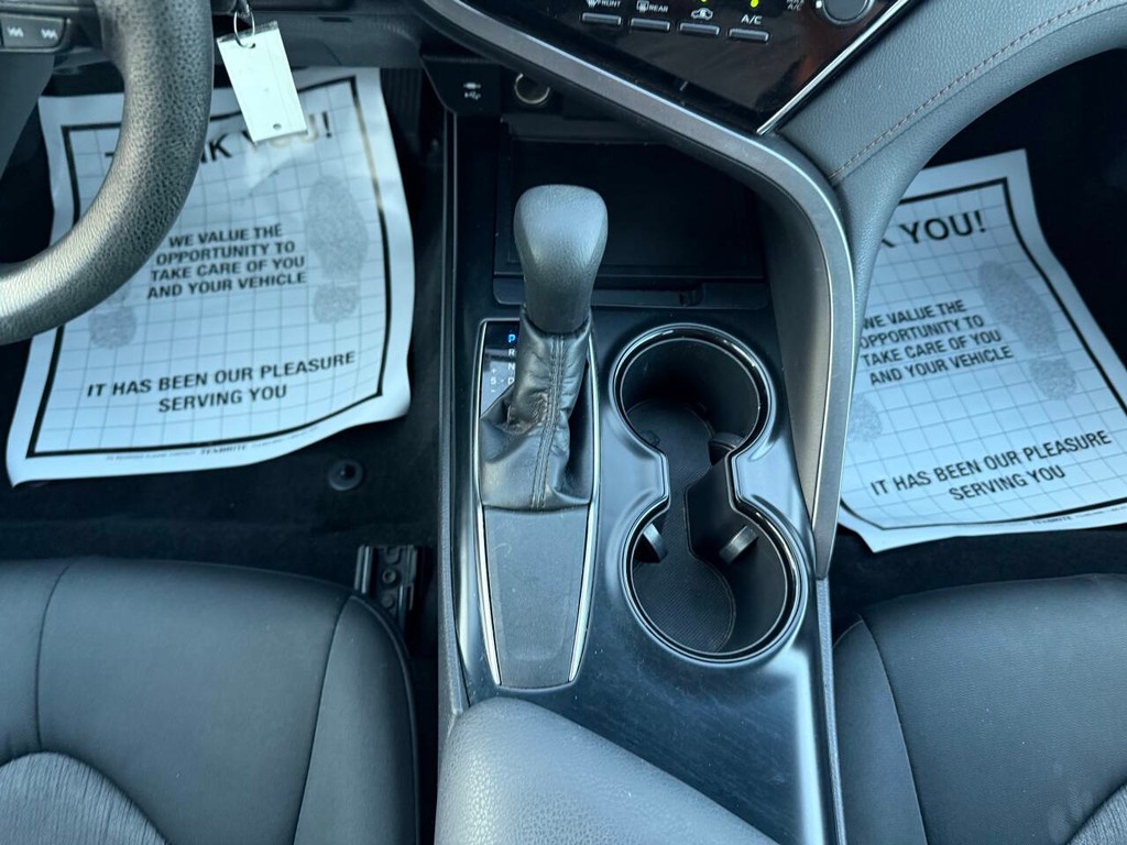 Toyota Camry Vehicle Full-screen Gallery Image 28