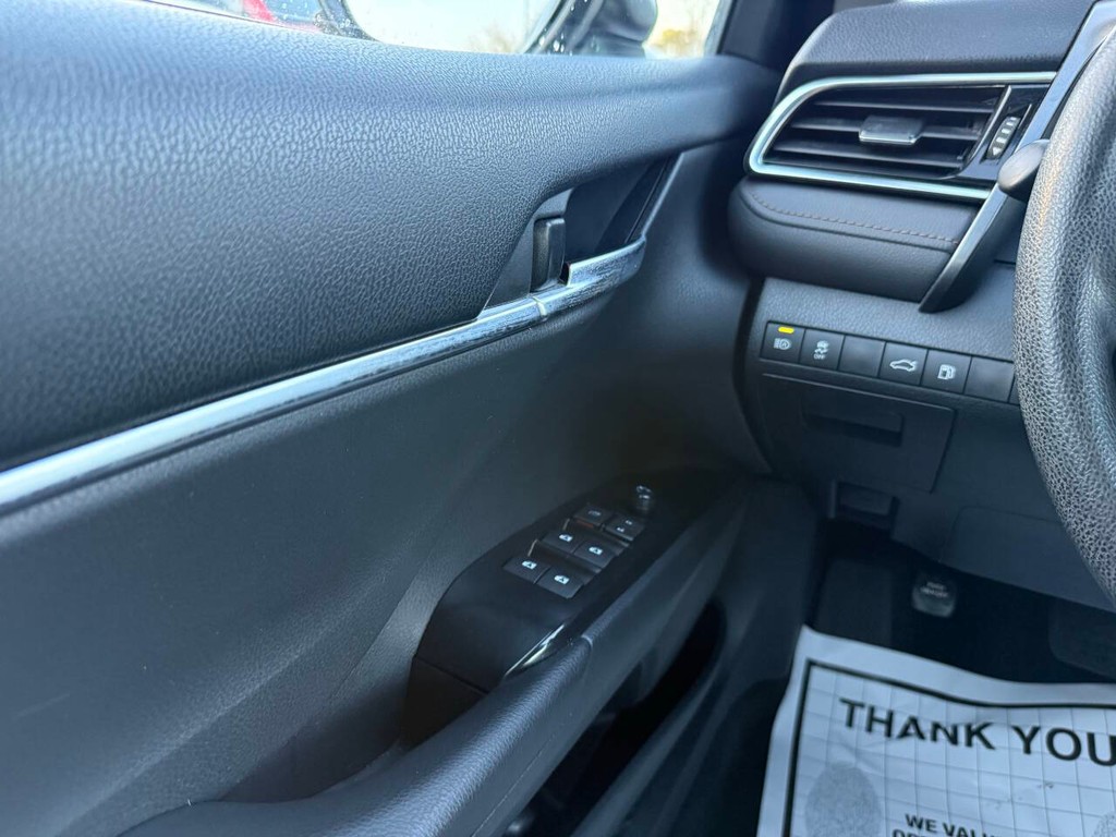 Toyota Camry Vehicle Full-screen Gallery Image 29