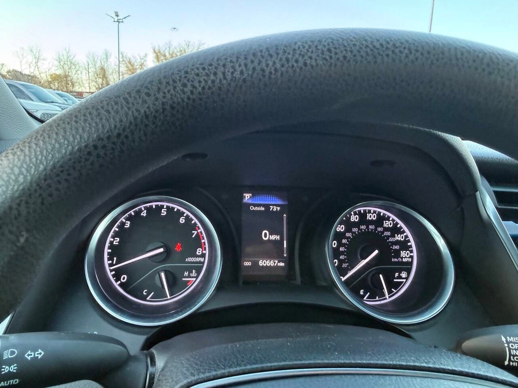 Toyota Camry Vehicle Full-screen Gallery Image 30