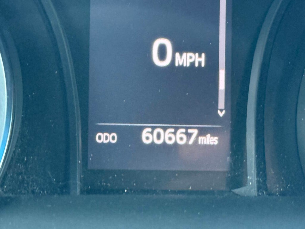 Toyota Camry Vehicle Full-screen Gallery Image 31