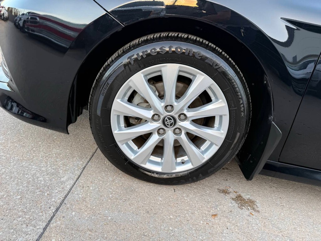 Toyota Camry Vehicle Full-screen Gallery Image 34