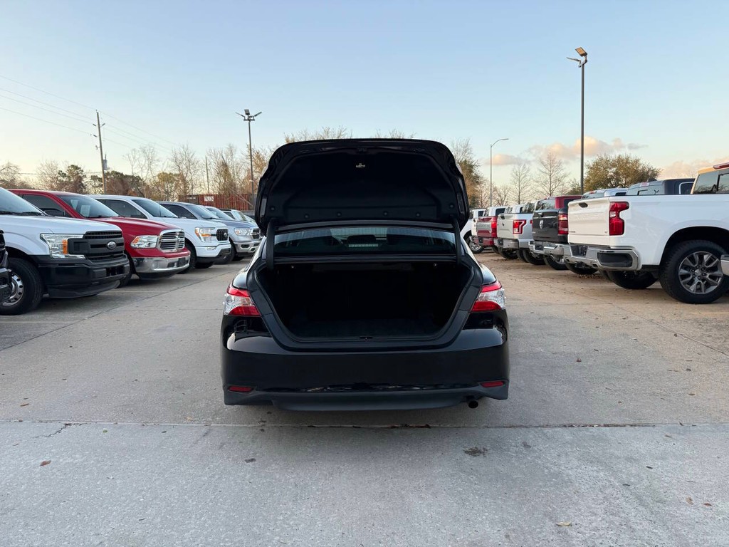 Toyota Camry Vehicle Full-screen Gallery Image 35