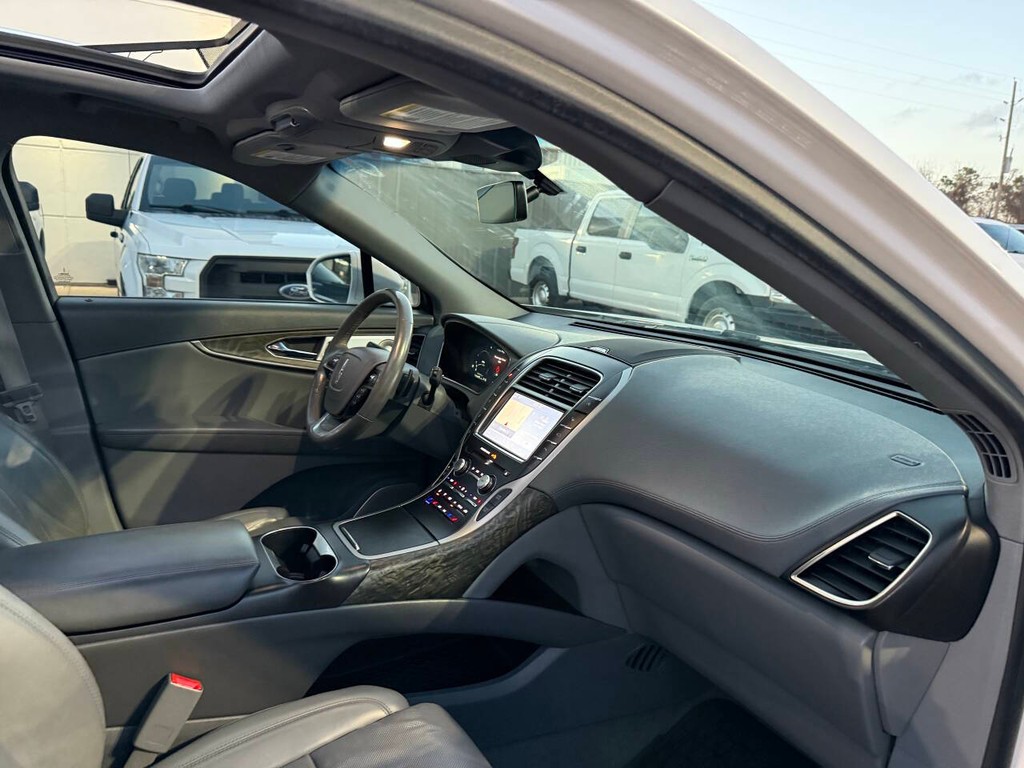 Lincoln Nautilus Vehicle Full-screen Gallery Image 09