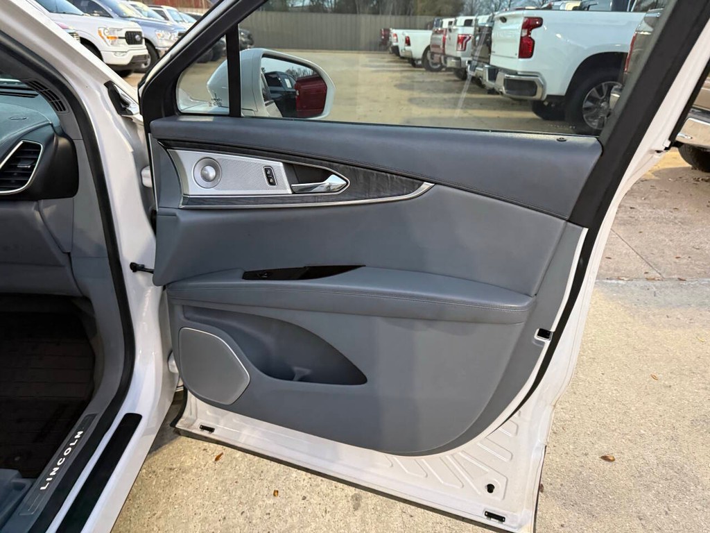 Lincoln Nautilus Vehicle Full-screen Gallery Image 11