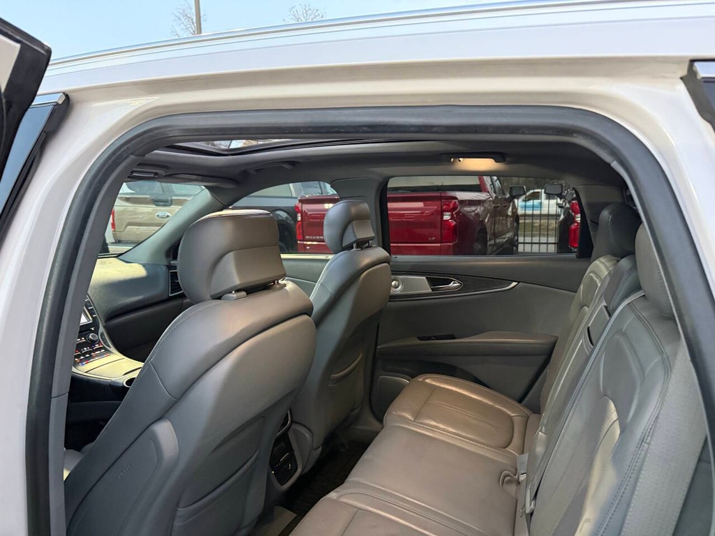 Lincoln Nautilus Vehicle Full-screen Gallery Image 12