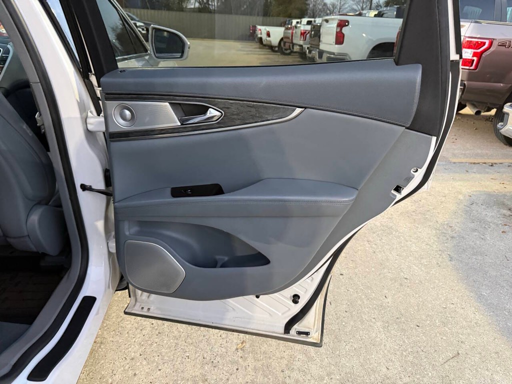 Lincoln Nautilus Vehicle Full-screen Gallery Image 16