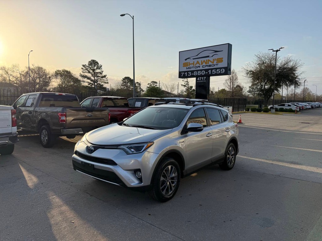 Toyota RAV4 Hybrid Vehicle Full-screen Gallery Image 03