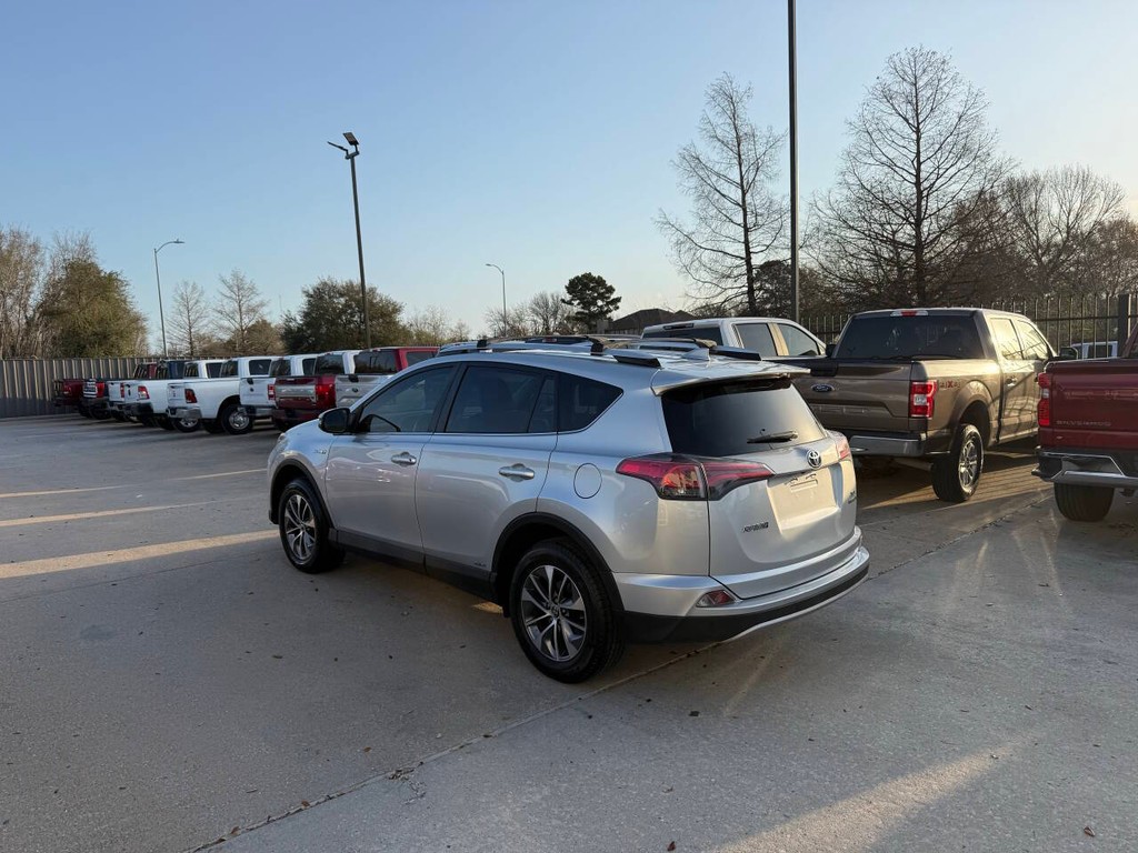 Toyota RAV4 Hybrid Vehicle Full-screen Gallery Image 04