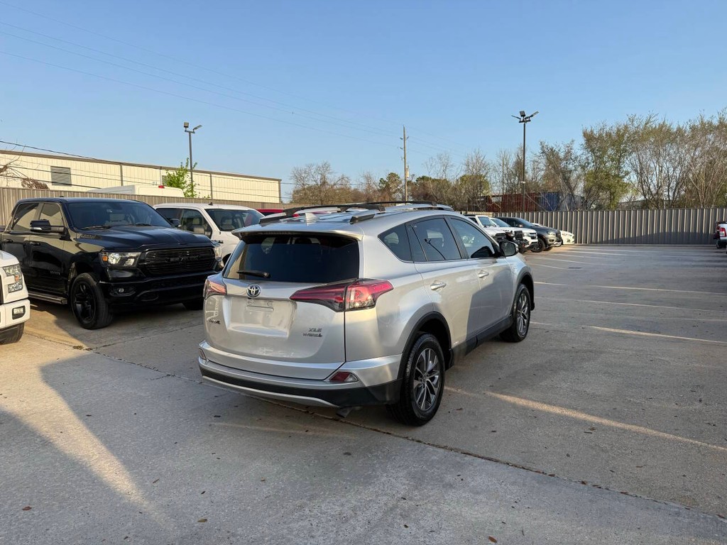 Toyota RAV4 Hybrid Vehicle Full-screen Gallery Image 05