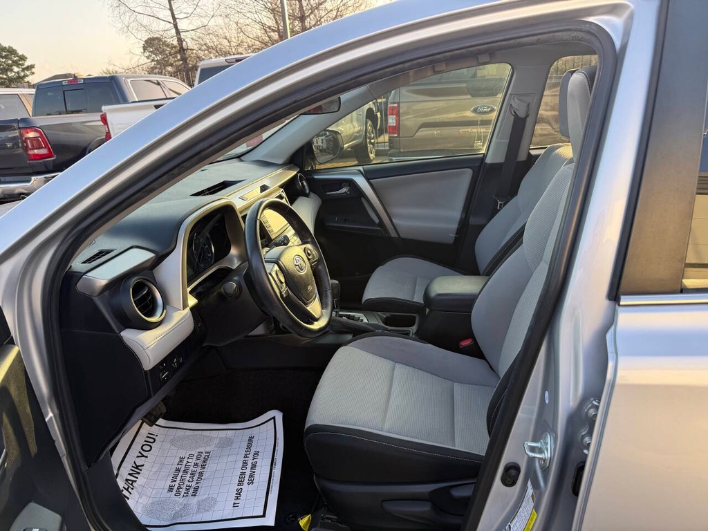 Toyota RAV4 Hybrid Vehicle Full-screen Gallery Image 07