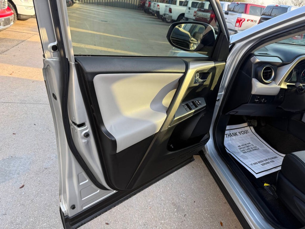 Toyota RAV4 Hybrid Vehicle Full-screen Gallery Image 08