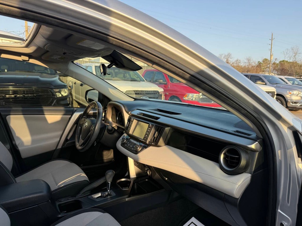 Toyota RAV4 Hybrid Vehicle Full-screen Gallery Image 09