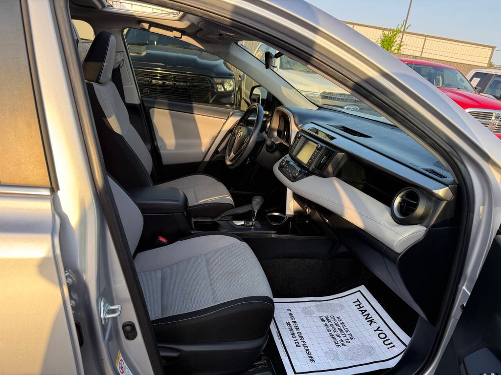 Toyota RAV4 Hybrid Vehicle Full-screen Gallery Image 10