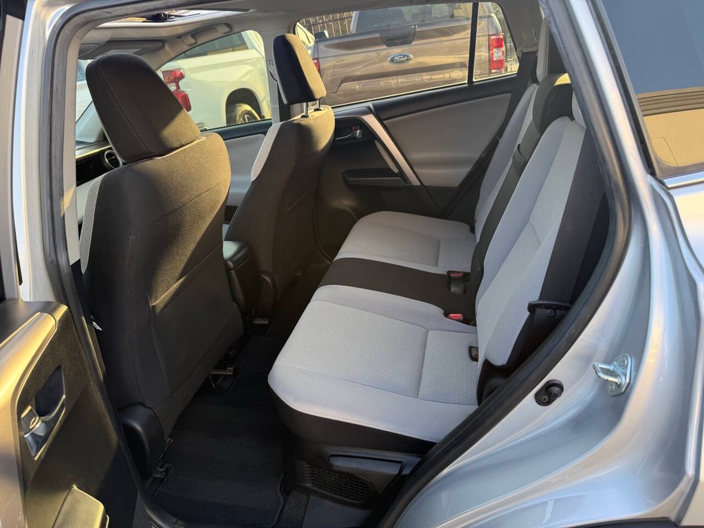 Toyota RAV4 Hybrid Vehicle Full-screen Gallery Image 13