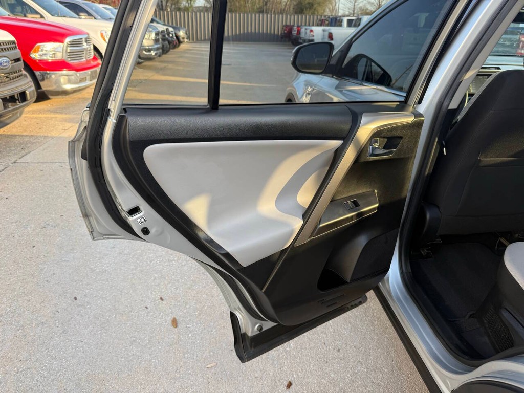 Toyota RAV4 Hybrid Vehicle Full-screen Gallery Image 14