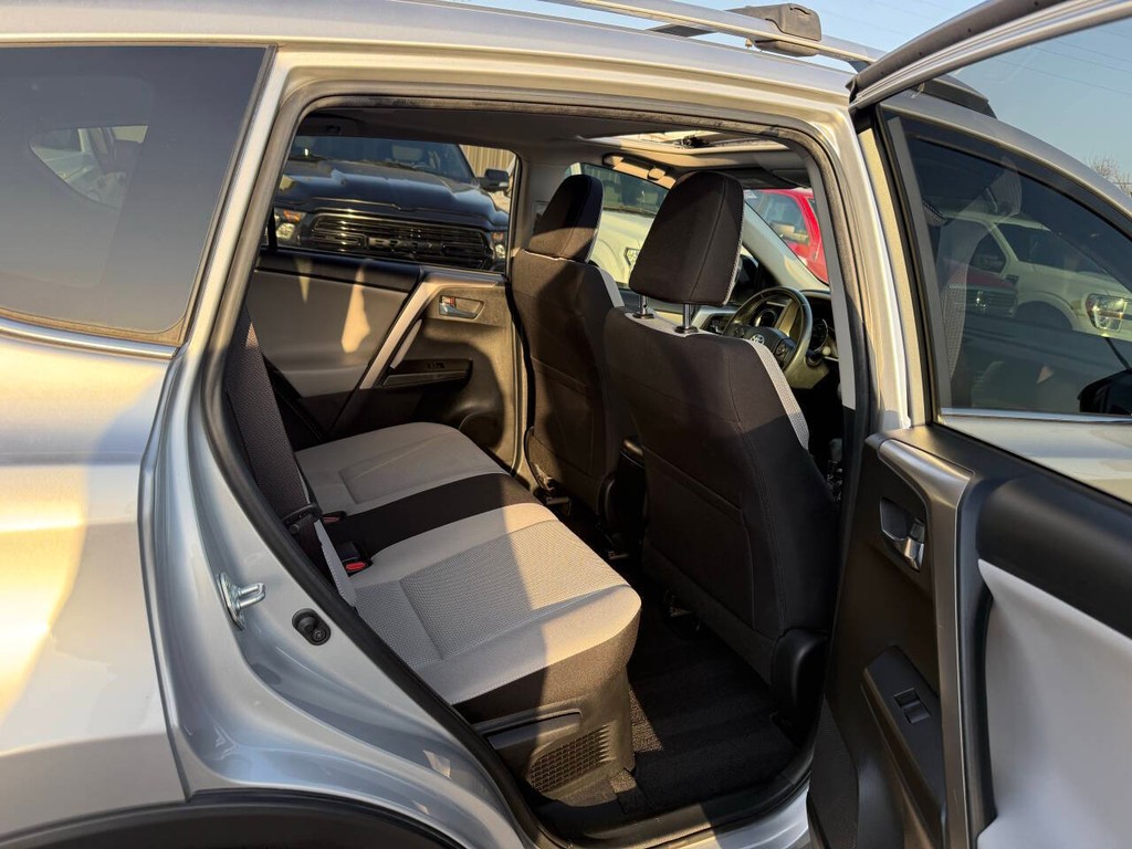 Toyota RAV4 Hybrid Vehicle Full-screen Gallery Image 15