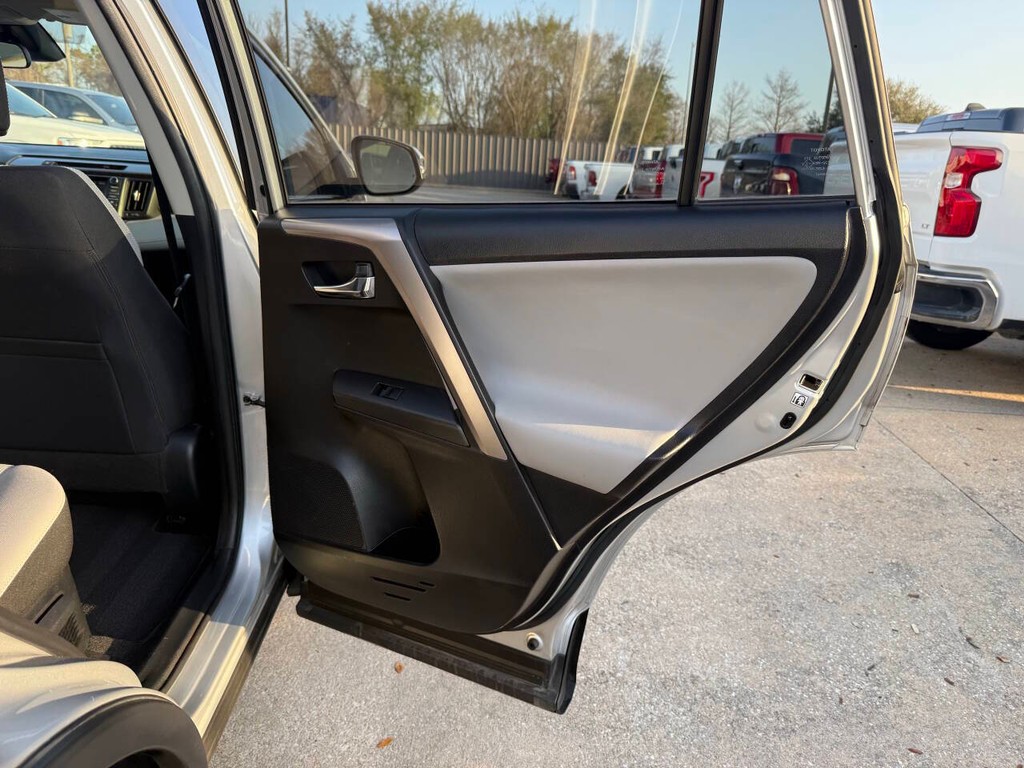 Toyota RAV4 Hybrid Vehicle Full-screen Gallery Image 16