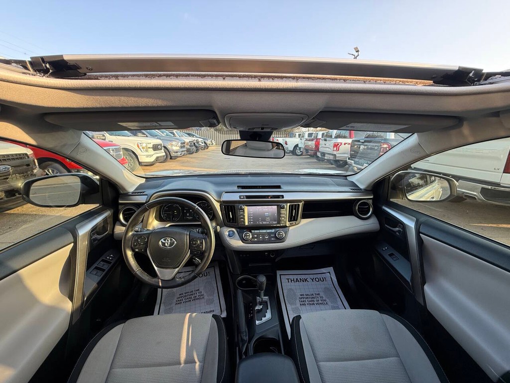 Toyota RAV4 Hybrid Vehicle Full-screen Gallery Image 18