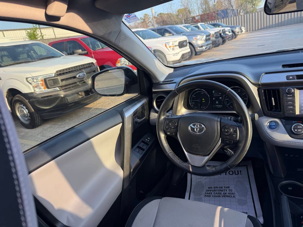 Toyota RAV4 Hybrid Vehicle Full-screen Gallery Image 19