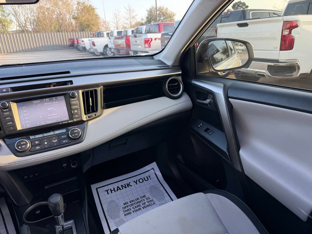 Toyota RAV4 Hybrid Vehicle Full-screen Gallery Image 20