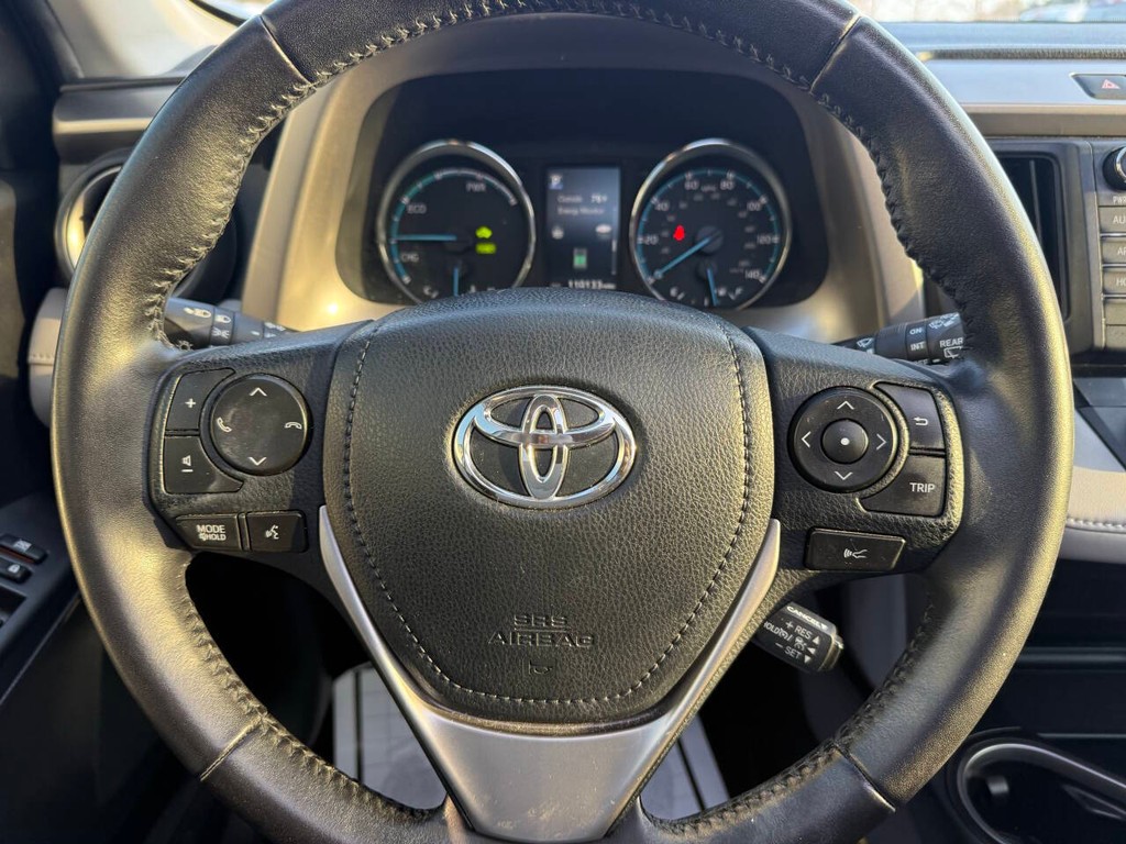 Toyota RAV4 Hybrid Vehicle Full-screen Gallery Image 23