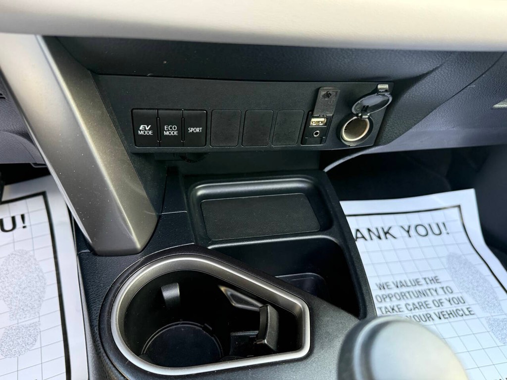 Toyota RAV4 Hybrid Vehicle Full-screen Gallery Image 28