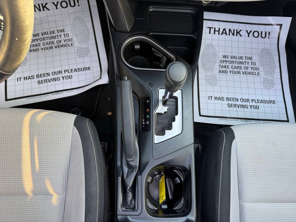 Toyota RAV4 Hybrid Vehicle Full-screen Gallery Image 29