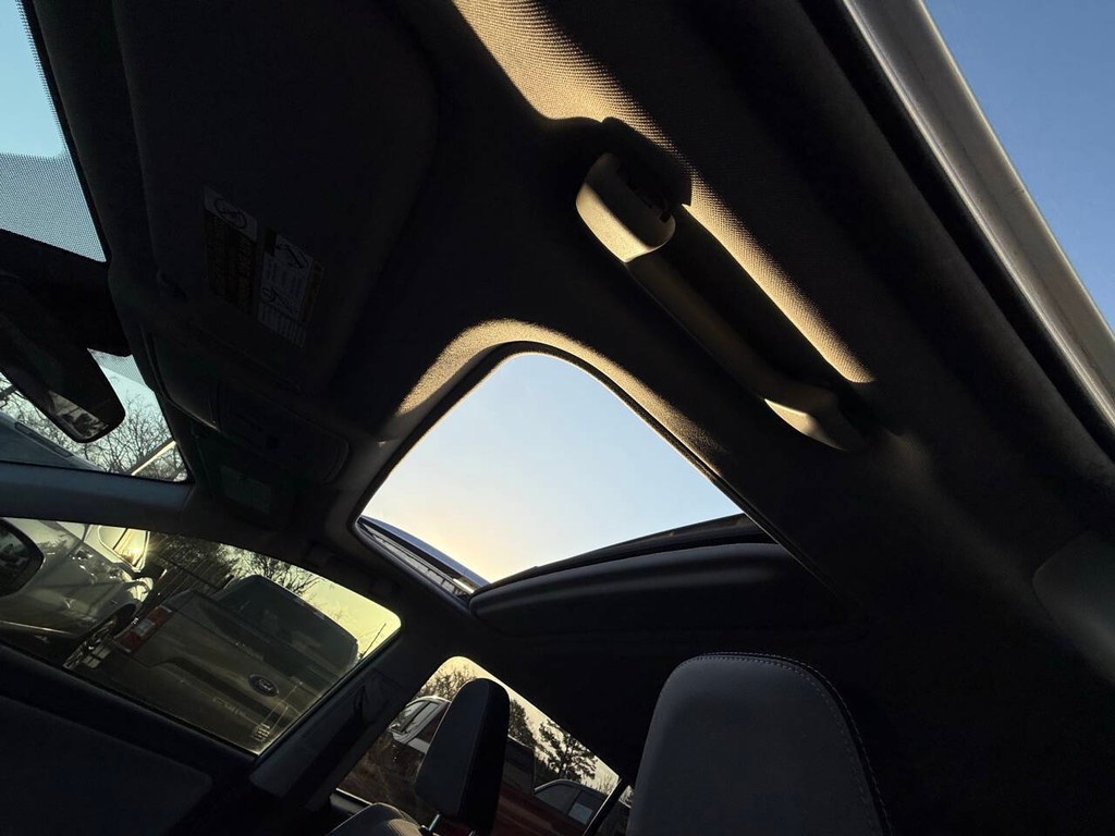 Toyota RAV4 Hybrid Vehicle Full-screen Gallery Image 30