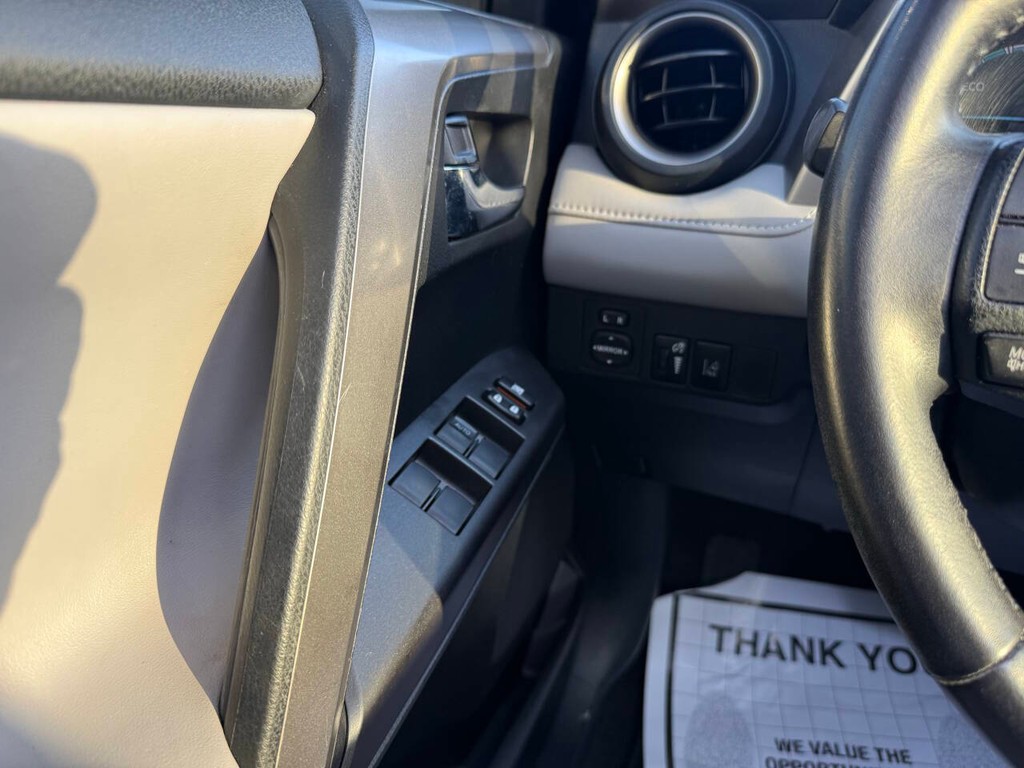 Toyota RAV4 Hybrid Vehicle Full-screen Gallery Image 31