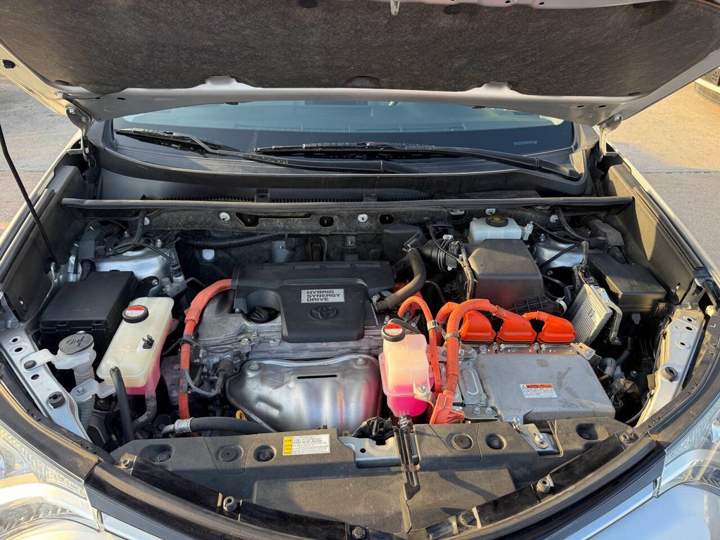 Toyota RAV4 Hybrid Vehicle Full-screen Gallery Image 35