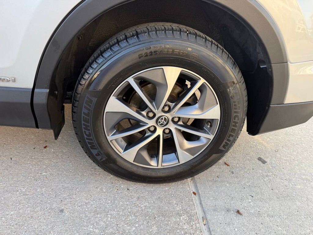 Toyota RAV4 Hybrid Vehicle Full-screen Gallery Image 36