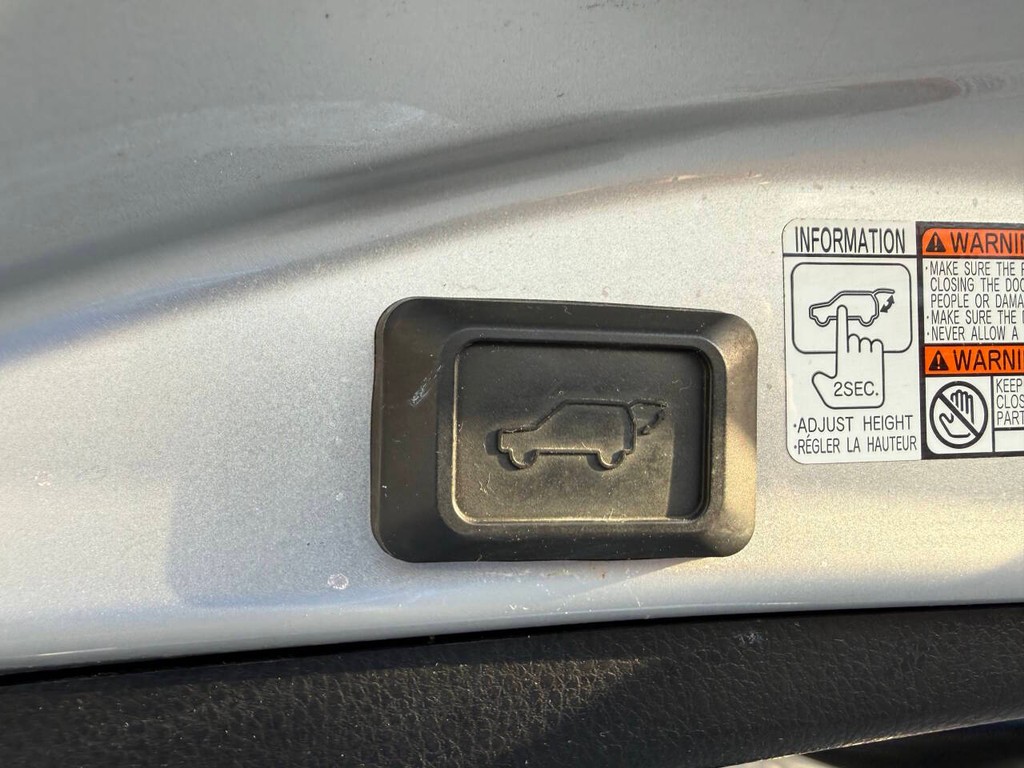 Toyota RAV4 Hybrid Vehicle Full-screen Gallery Image 38