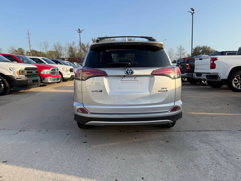 Toyota RAV4 Hybrid Vehicle Full-screen Gallery Image 39