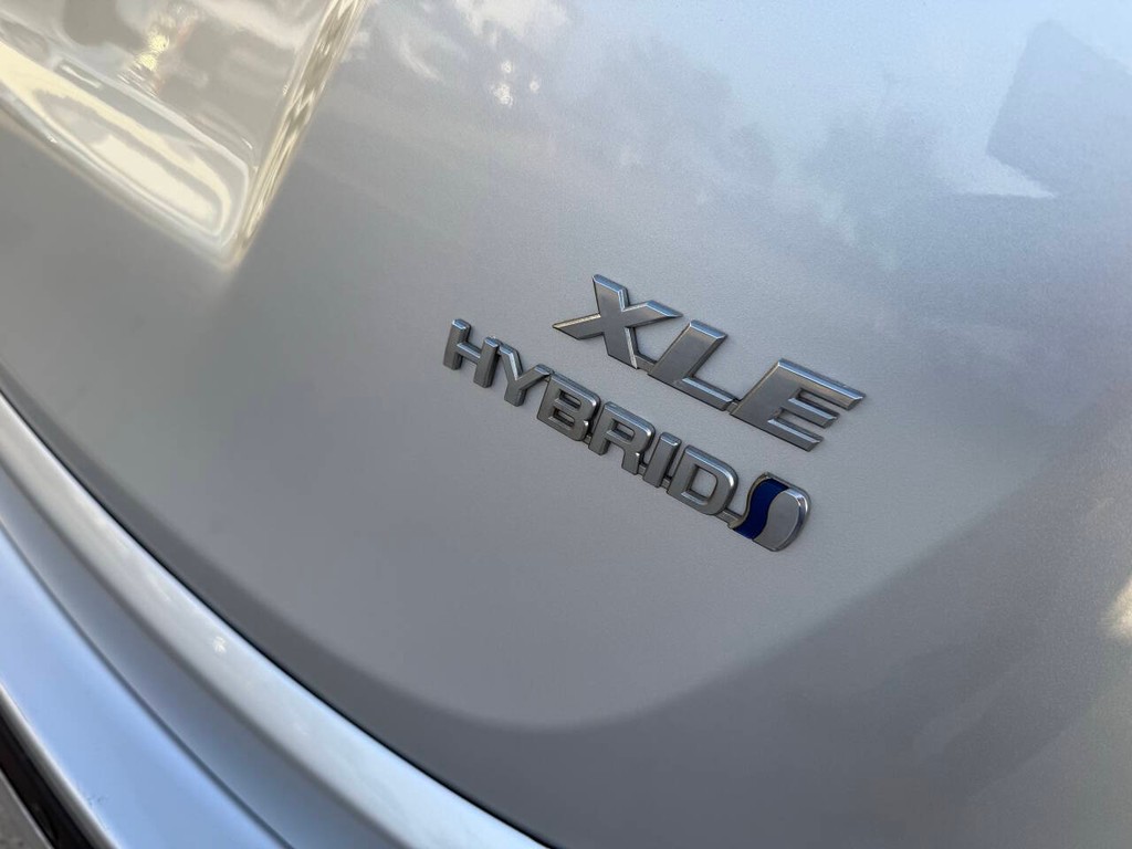 Toyota RAV4 Hybrid Vehicle Full-screen Gallery Image 41