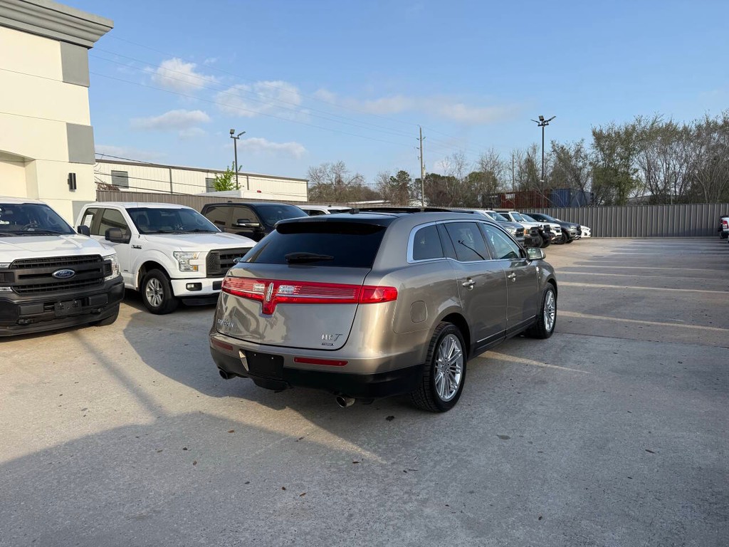 Lincoln MKT Vehicle Full-screen Gallery Image 05