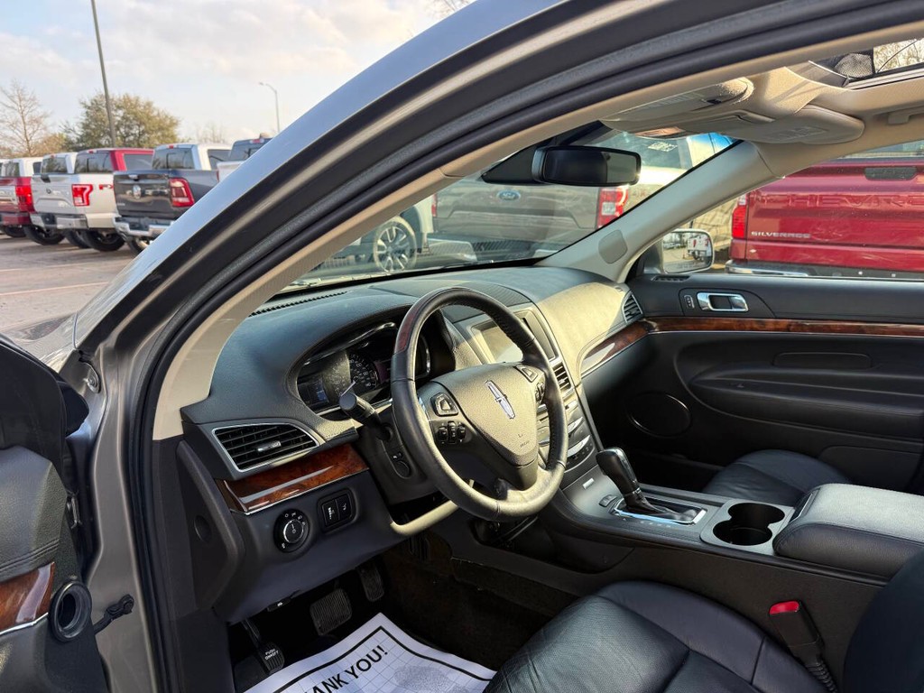 Lincoln MKT Vehicle Full-screen Gallery Image 06