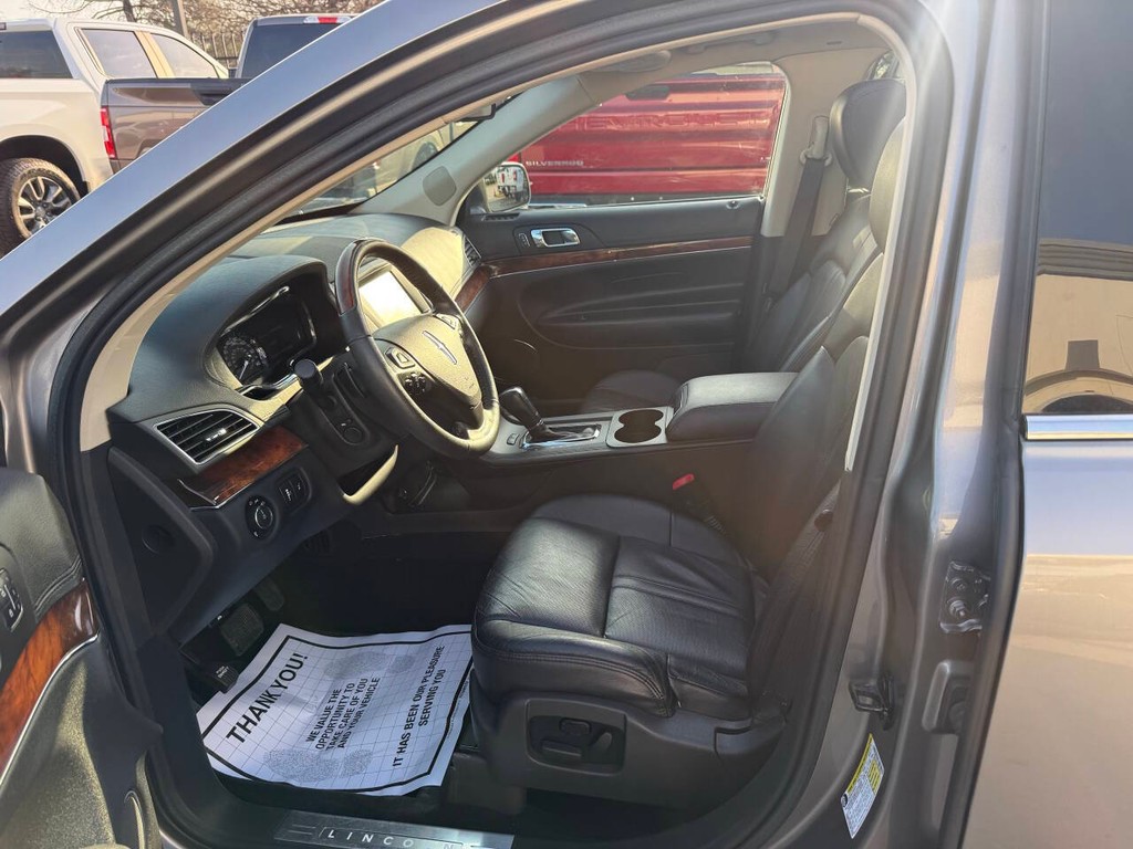 Lincoln MKT Vehicle Full-screen Gallery Image 07