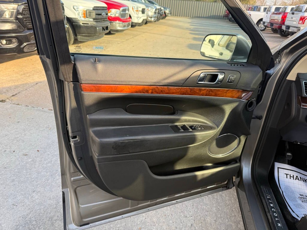 Lincoln MKT Vehicle Full-screen Gallery Image 08